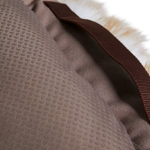 Reddy Cama Suave de Piel Sintética Color Arena para Perro, Chico